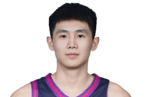 媒体人:大部分时间都是在一旁看戏 李悦洲打CBA的锻炼价值在哪里