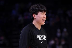 拓媒:杨瀚森拿400万一年听着不少 但亨德森拿1千万 一比就不显多