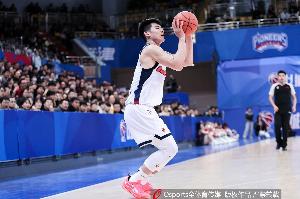 年轻人很敢表现！陈家政替补13分钟一球不丢拿10分 拼到5犯离场