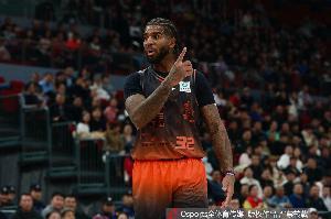 统治攻防！克里斯半场12中8砍下19分8板4断 正负值+21