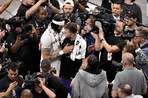 ESPN：东契奇送22位侠密包厢球票、赛前见面会、湖人球衣、签名鞋