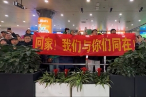 山西官博晒球迷接机视频:所有征途的不甘与风雨在此刻融化为暖意