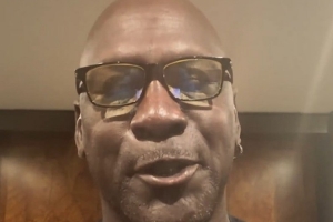 乔丹:祝贺罗斯的1号球衣被公牛退役 期待看到你我的球衣并排悬挂