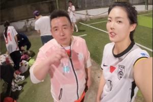 前江苏女足球员与王钰栋父亲踢球喊