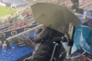 邮报:诺坎普球场在暴雨中受考验,记者的电子设备都被淋湿