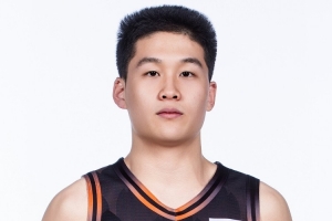 18岁小将!媒体人:王证替补不到4分钟砍11分 确实让人很惊艳