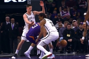 狄龙争抢球权时打到赵小四 裁判长时间回看后给出一级恶意犯规