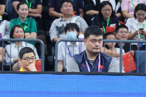 姚明谈缺点：没读过书就是有差距 一路走太顺&对人情冷暖不重视