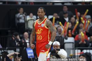 媒体人:广厦外援塔克突破犀利不惧对抗 简直是CBA版的韦德