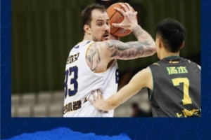 香港金牛80-61再胜上海玄鸟取十四连胜！全队三人得分上双！