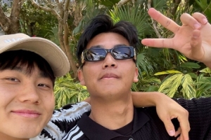 蒯纪闻社媒晒与毛伟杰放松合照：返沪，期待新赛季
