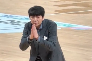 太搞笑了！邱彪对着本方替补席比出别说话 拜托拜托的手势