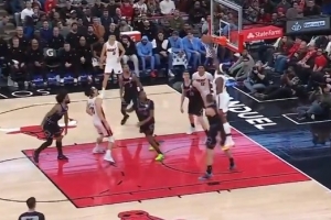 “裁判这不犯规？”哈克斯助飞阿德巴约空接 隔着武切维奇勉扣