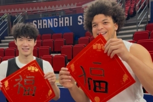 提前送上新春祝福！洛夫顿和偰李永炜赛前用毛笔写福字