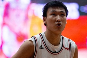 隔人双手暴扣！NCAA常规赛-淡厚然替补出场14分钟 得到9分3板