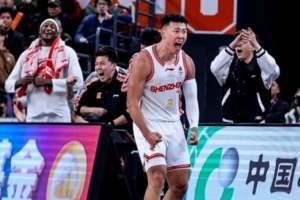 深圳男篮内线失守!贺希宁43分独木难支
