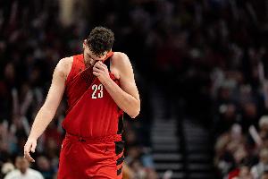 没把握住！克林根空位三分不中 本场三分目前4中1