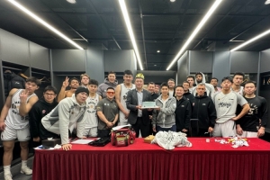王导生日快乐?！同曦全队赛后为主教练王世龙庆生！