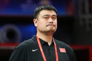 媒体人:姚明一度对周围人产生强烈不信任 总怀疑对方给他下圈套