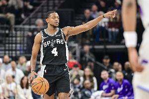 状态火热！福克斯半场9中7高效拿下14分1板3助 晃倒萨格斯