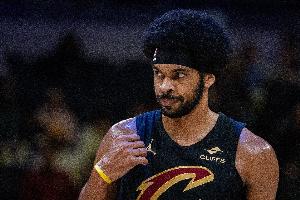 全面压制！贾勒特·阿伦篮下接球晃开克林根 轻松上篮得手