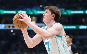 今天失误有点多！克尼佩尔13投8中砍下24分4板2助 出现6次失误