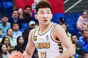 媒体人:孙铭徽距腓前韧带撕裂 休息的时间要以月计了 非常不走运