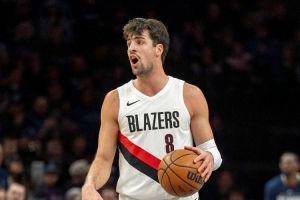 解说:阿夫迪亚入选全明星后就有点懈怠 也可能是疲劳 失误太多