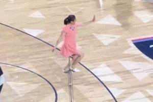 Red Panda来啦！休息时间顶碗大妈出场表演 现场观众热烈欢呼！