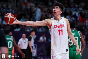 媒体人：余嘉豪近5轮场均14.2分7.2板 但他与国家队合练仅有2-3天