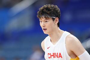 媒体人:余嘉豪现在万里驰援中国男篮 当年的王哲林也是挺身而出