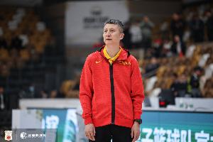 记者:中国男篮不仅取得一个胜场 更保住了士气和周期计划的根基