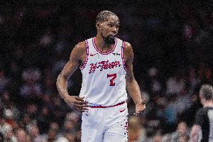 杜兰特:第三节逆转始于防守端 他们上半场领先是因为进攻篮板