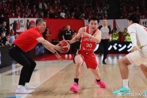 媒体人:FIBA裁判可能会针对性加强对郭士强边线站位的审视