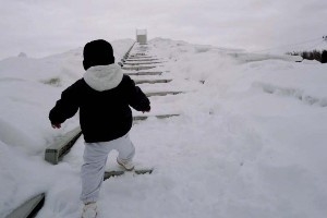 书豪晒照告别2月：儿子第一次看雪 找各种办法为了不让自己打呼