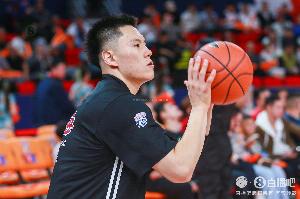 媒体人：李弘权打3速度差点 打4身高不足 但精神属性真可弥补很多