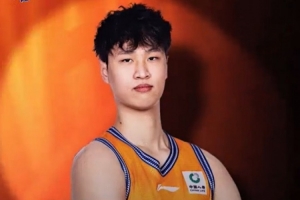 以无畏之姿继续前行！祝上海男篮小将于泓翔22岁生日快乐！?
