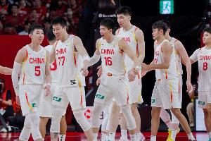 杨毅：今天还好是中立场地 最后这些吹罚还是挺正常的