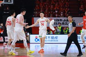 媒体人:李弘权冲篮板&二次进攻嗅觉 是现在中国男篮锋线最紧缺的
