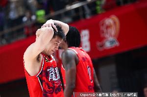 担架车送出场！媒体人:郭艾伦伤势严重 膝盖往上发力时碰到强对抗