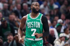 乘胜追击！杰伦·布朗超远三分手起刀落 帮助球队保持领先