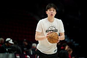 防守立功！杨瀚森外线扑防干扰对手三分 回身奋力拼到后场篮板