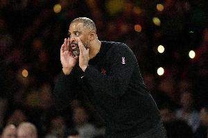 乌度卡:我们很多球员就是站在原地 既不抢篮板也不及时回防