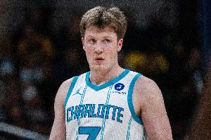 被狠狠针对！克尼佩尔半场毫无手感 6中1&三分5中0仅拿2分