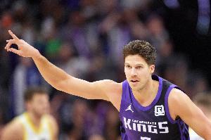 打旧主也顶不住！麦克德莫特半场三分6中3拿到9分2板 正负值-22