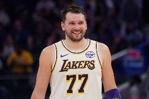 三月份场均37+9+8率队豪取8连胜!东契奇正在无限接近生涯首个MVP