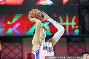 媒体人:周琦关键时刻2罚不中已成新常态 下滑至此大概真的是缺练