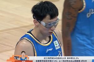 周琦站上罚球线！导播字幕扎心了：近3场34罚12中 上一场8罚0中