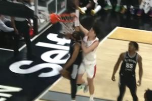 ?炸了炸了！杨瀚森顺下接球 举火烧天单臂隔扣班克斯！