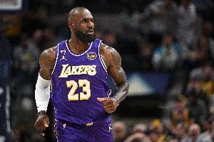 中规中矩！詹姆斯上半场8中4得到11分1板3助 罚球5中3